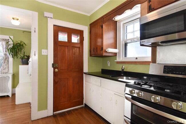 Building Photo - 27 Maple St