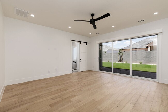 Building Photo - Stunning 5 bed 4 bath with RV Garage