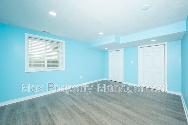 Building Photo - 425 SE Willow Run Ln