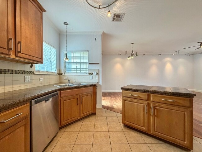 Building Photo - 1402 Parker Ln