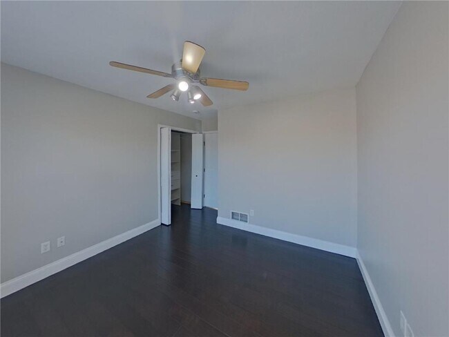 Building Photo - 606 Lincoln Dr NE