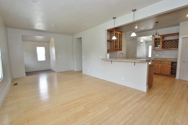 Building Photo - 616 9th Ave S