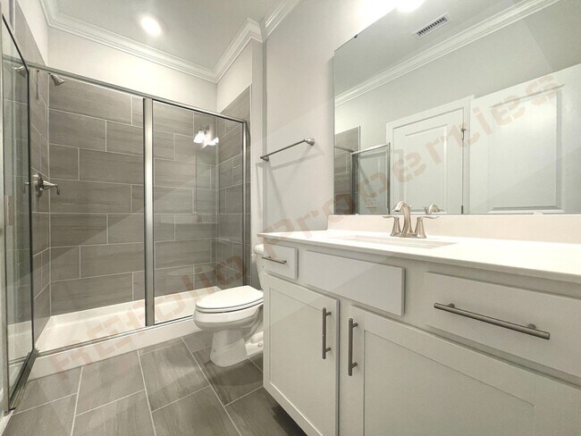 Building Photo - Gorgeous 4 Bedroom 3 Bath Home with Fiber ...