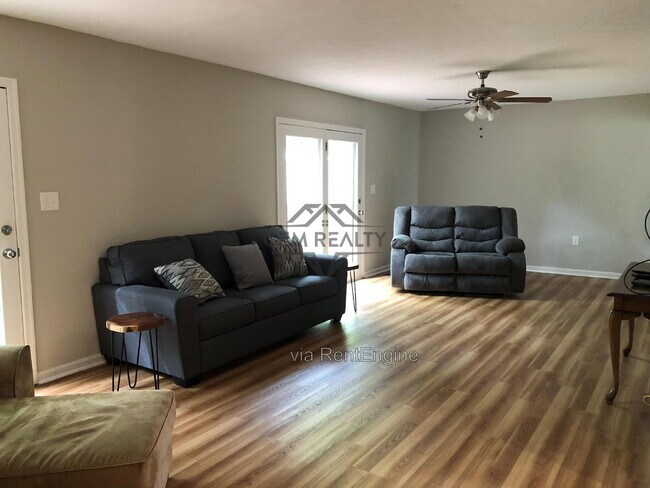 Building Photo - 206 Fairway Cir
