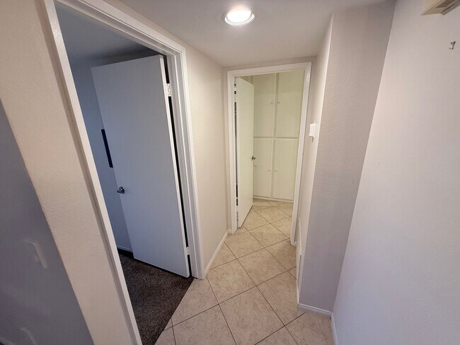 Building Photo - Eastlake Shores Downstairs Condo feat. Two Bedrooms and Two Bathrooms