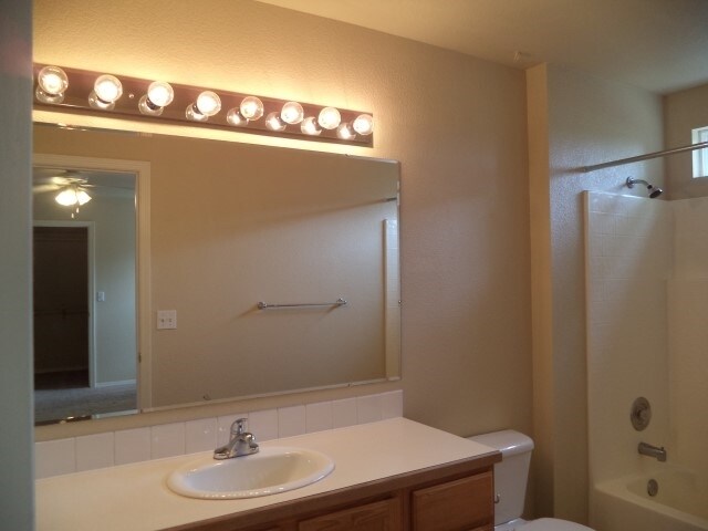 Building Photo - 814 W Oakmont Avenue