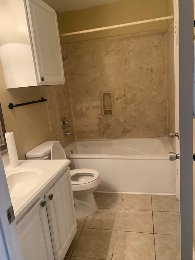 Building Photo - 3414 Country Club Dr W