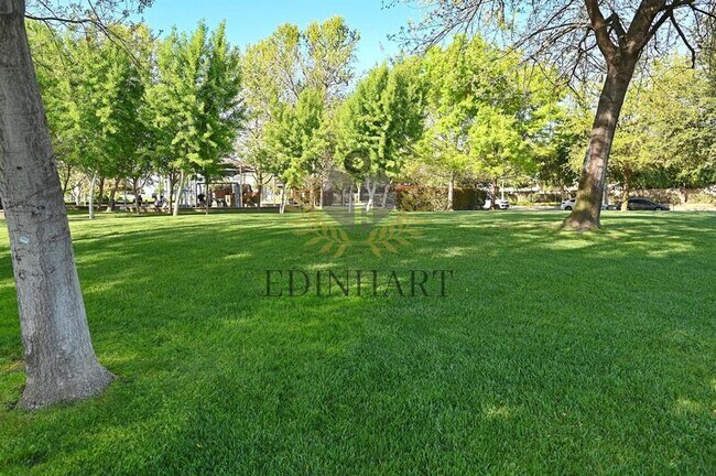 Building Photo - 1439 E Via Albero Dr