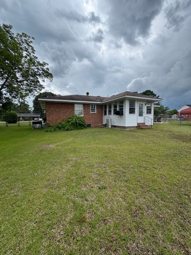 Building Photo - 709 Luther Dr