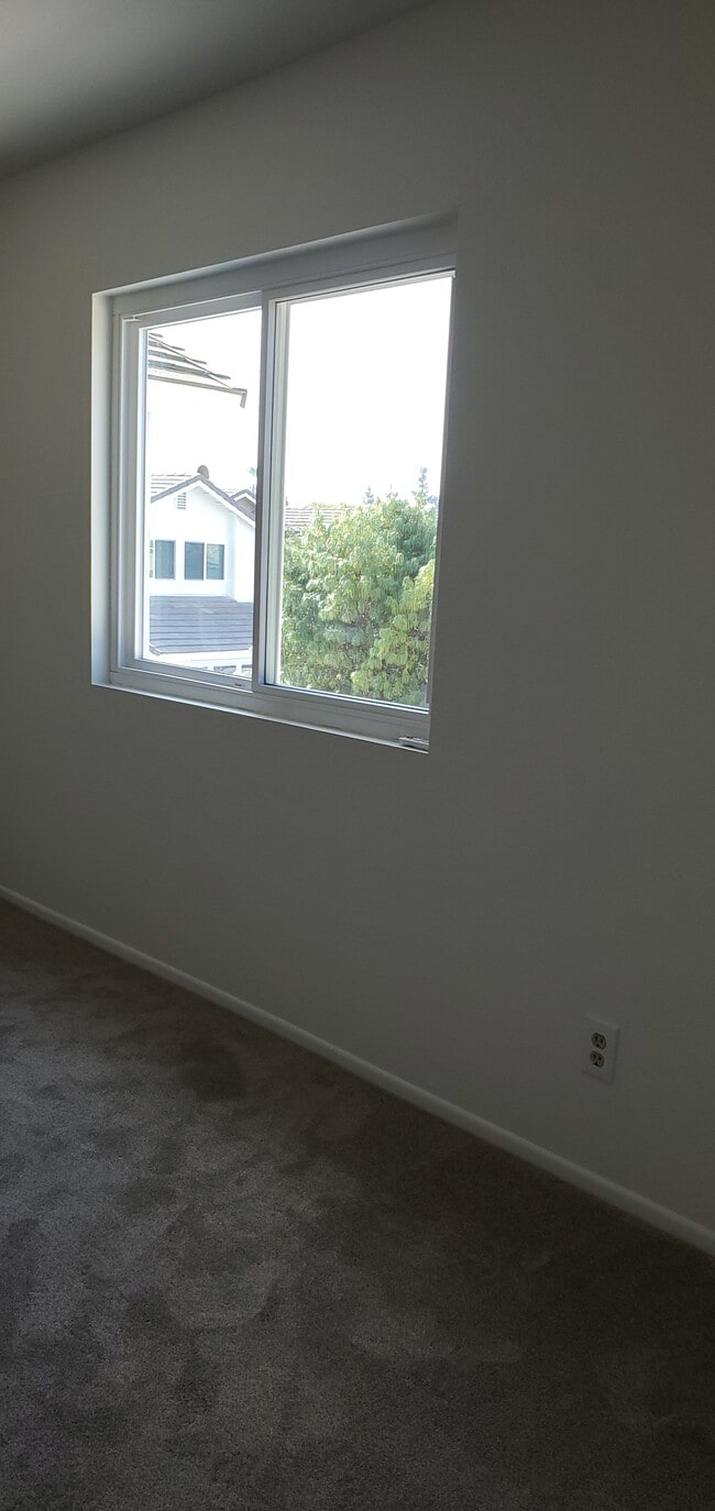 Building Photo - 12 Hazelnut