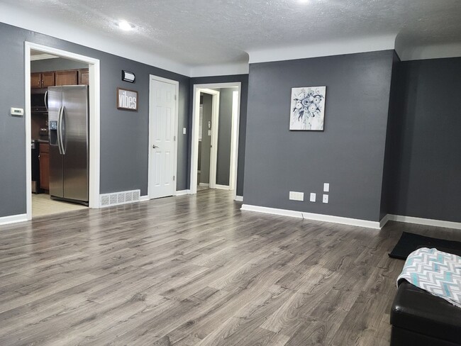Building Photo - BEAUTIFUL UPDATED 3 BEDROOM 2 BATH HOUSE!