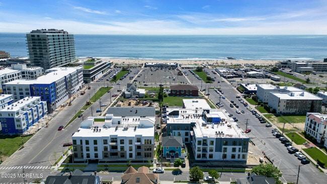 Building Photo - 218 3rd Ave