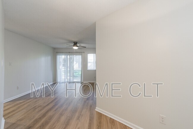 Building Photo - 2539 Stockbridge Dr