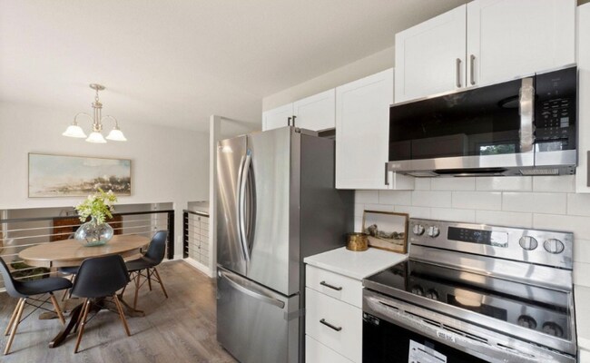 Building Photo - 2431 Sunstone Dr