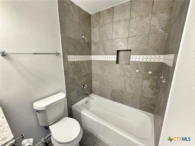 Building Photo - 912 Spring Hill Dr