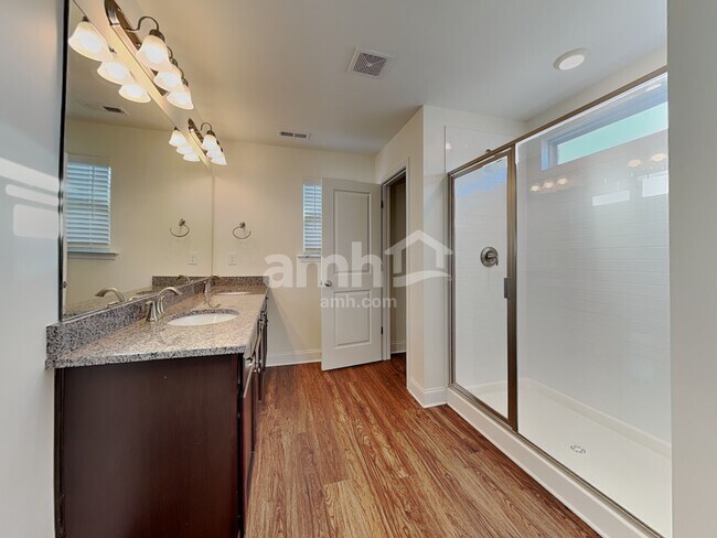 Building Photo - 2125 Laurel Vlg Cir