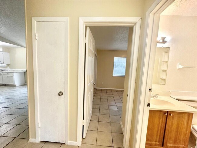 Building Photo - 7221 Ellington Cir