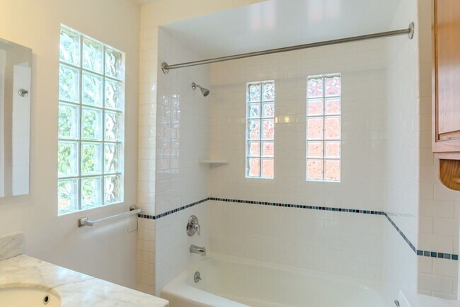 Building Photo - 4Bd/2Ba Seattle House