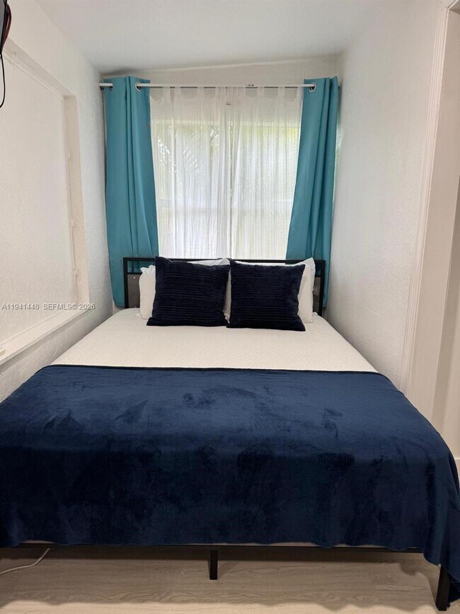 Building Photo - 582 E 18th St