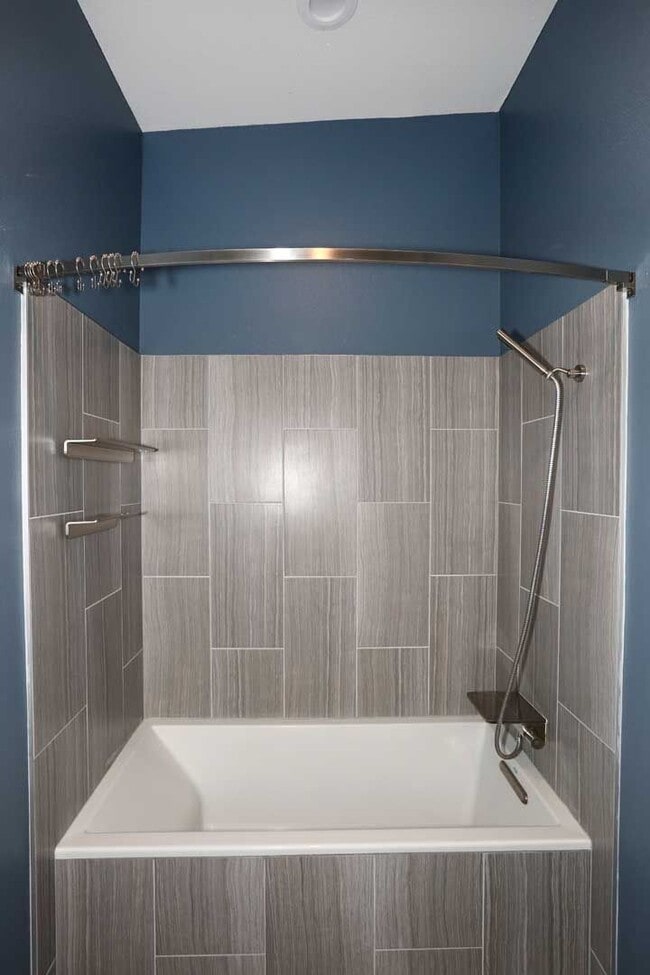 Building Photo - Wonderful, 2nd floor Condo Centrally Located in Phoenix.  Available November 1st!!!  Resort like ...