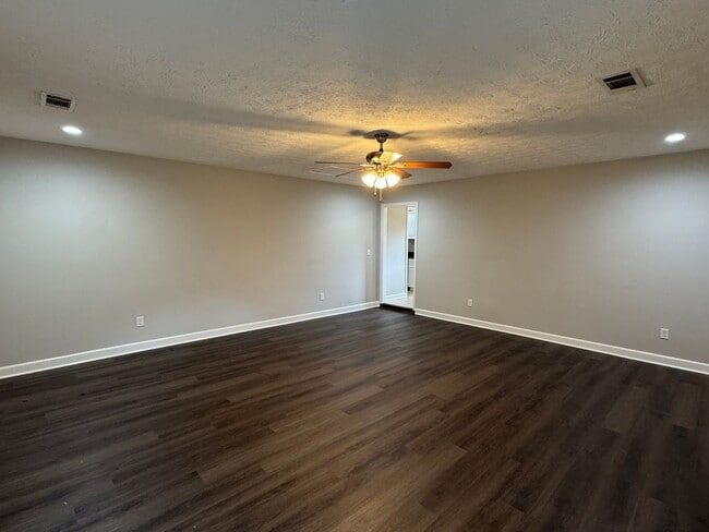 Building Photo - Lovely Brick Home!