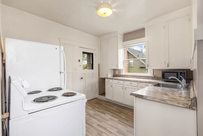 Building Photo - 2106 Dexter Ave N