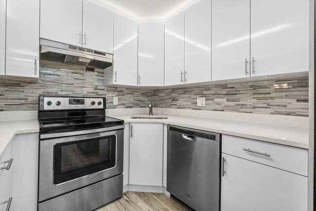 Building Photo - 723 Sunny Pine Way