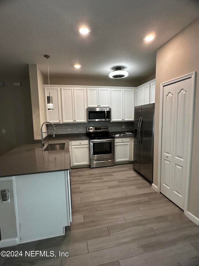 Building Photo - 7371 Palm Hills Dr