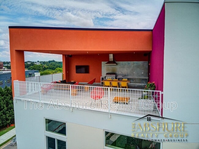 Building Photo - 600 S Duke St