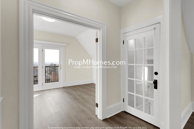 Building Photo - Updated Lair Hill Victorian with Willamette River & Mt Hood Views!