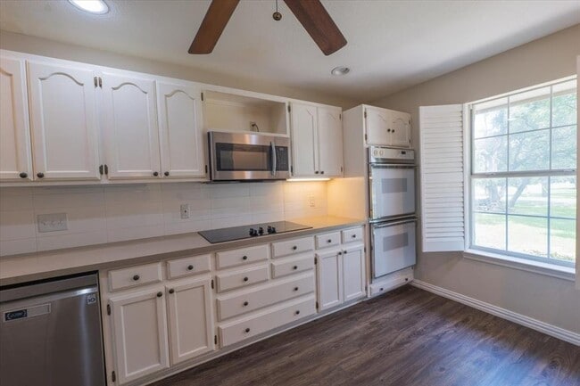 Building Photo - 300 Las Plumas Dr