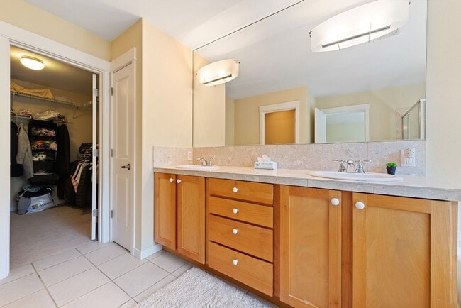 Building Photo - 3Bd/2.5Ba Kirkland Townhouse
