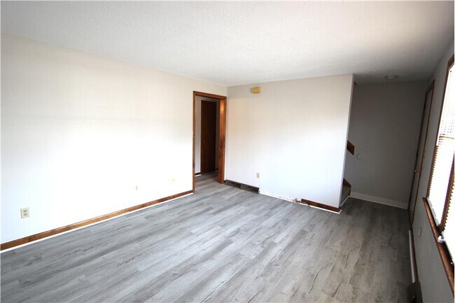 Building Photo - 21 Moore Ave