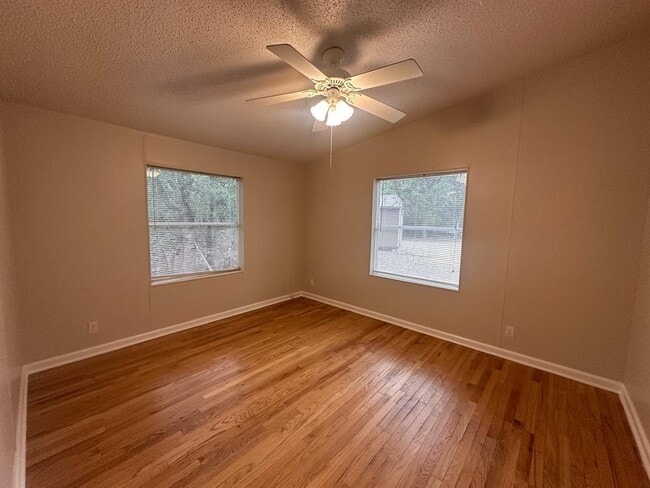 Building Photo - 302 Lone Star Rd