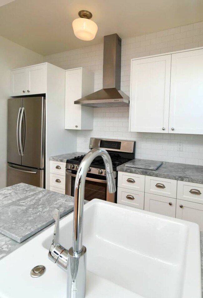 Building Photo - Updated 1 Bed 1 Bath in the Heart of Echo Park - Parking, laundry and great views!
