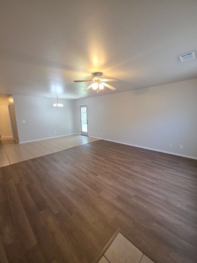 Building Photo - 106 Willow Creek Dr
