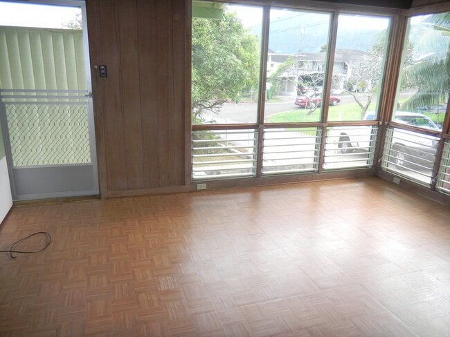 Building Photo - Kaneohe Single Family home with bonus room