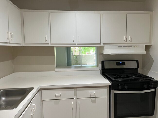 Building Photo - 6904 N Kendall Dr