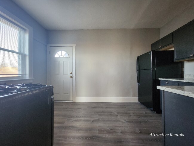 Building Photo - 652 E 81st St