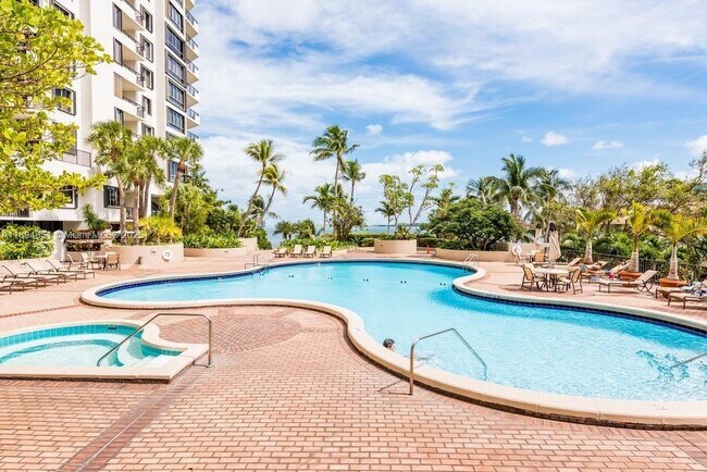 Building Photo - 520 Brickell Key Dr