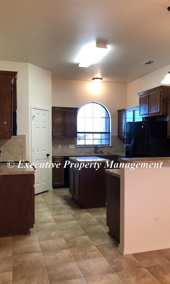 Building Photo - 2401 Terry Dr