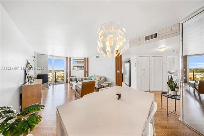 Building Photo - 5880 Collins Ave