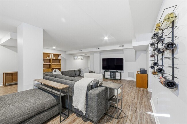 Building Photo - 659 Moody St