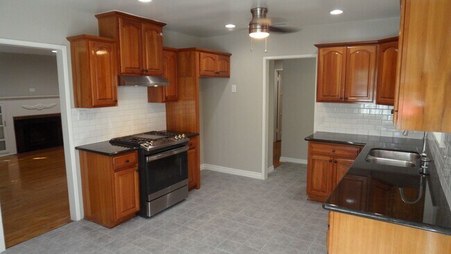Building Photo - Old Towne Orange Single-Story 2BR, 1BA w/ ...