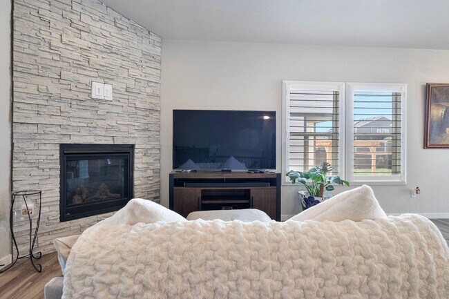 Building Photo - Gorgeous 5 Bed 3 Bath Home in North Loveland!