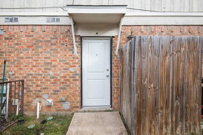Building Photo - Recently updated 2-story 2-1.5 in Fort Wor...