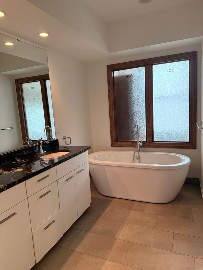 Building Photo - Beautiful and Spacious 3 BDRM 2 BATH Unit in the Heart of Public Square