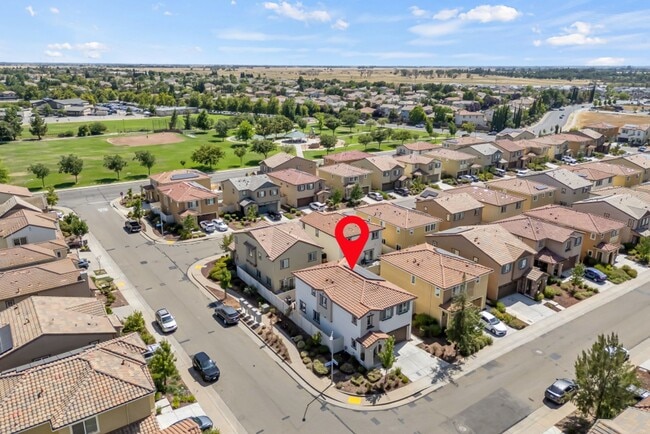 Building Photo - 4 bed / 3 bath | Upated Anatolia Home Avai...