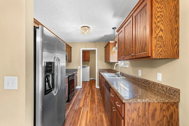 Building Photo - Move-In Ready Cottage on 1.36 Acres with L...