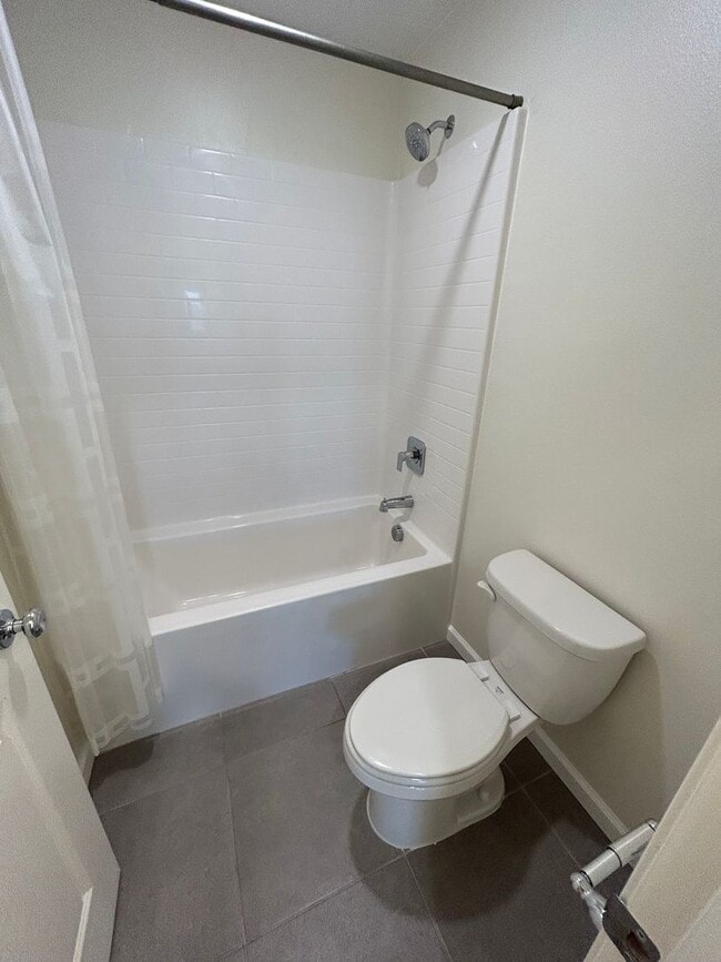 Building Photo - Spacious 5 Bedroom 4 Bathroom in Tulare!!